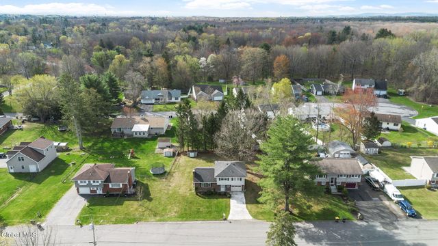 6 St Thomas Lane, Colonie, NY 12304
