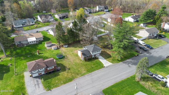 6 St Thomas Lane, Colonie, NY 12304