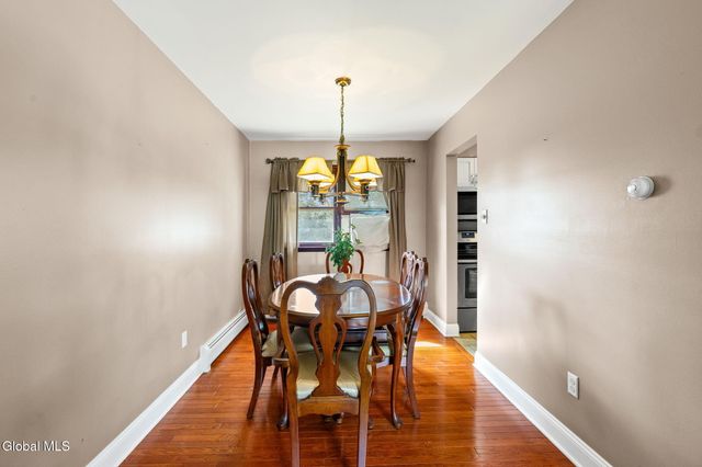 6 St Thomas Lane, Colonie, NY 12304