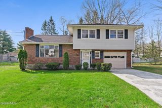 6 St Thomas Lane, Colonie, NY 12304