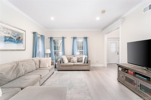 7 Framingham Lane, Shoreham, NY 11786