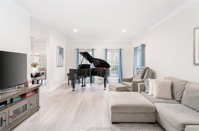 7 Framingham Lane, Shoreham, NY 11786