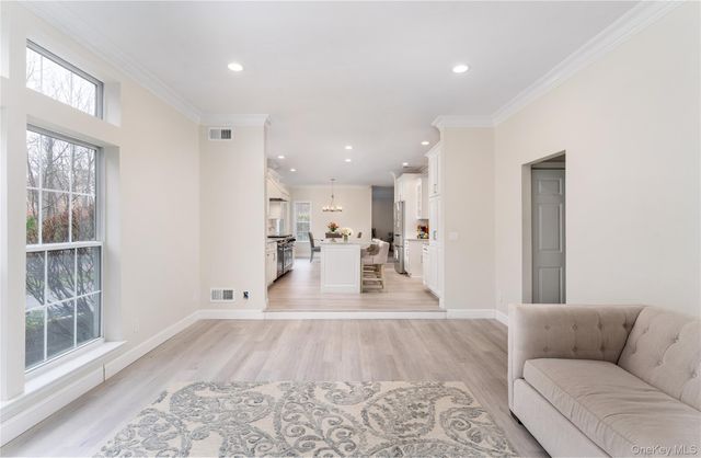 7 Framingham Lane, Shoreham, NY 11786