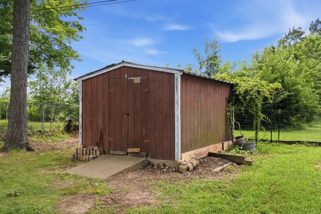 225 Nickell Heights Road, Paducah, KY 42003
