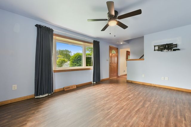 35 Alandale Pkwy, Norwood, MA 02062