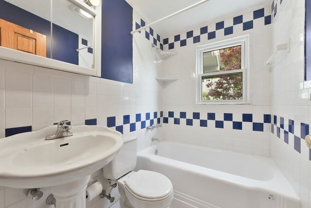 35 Alandale Pkwy, Norwood, MA 02062
