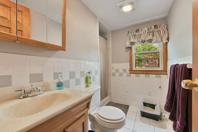 35 Alandale Pkwy, Norwood, MA 02062