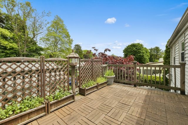 35 Alandale Pkwy, Norwood, MA 02062