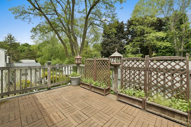 35 Alandale Pkwy, Norwood, MA 02062