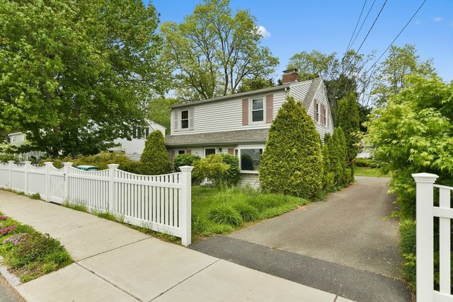 35 Alandale Pkwy, Norwood, MA 02062