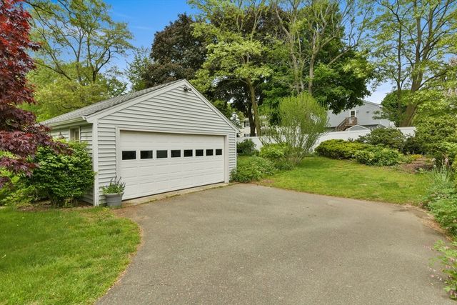 35 Alandale Pkwy, Norwood, MA 02062
