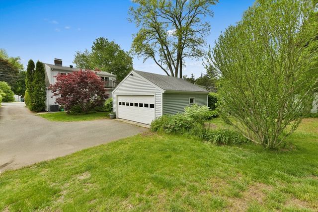 35 Alandale Pkwy, Norwood, MA 02062