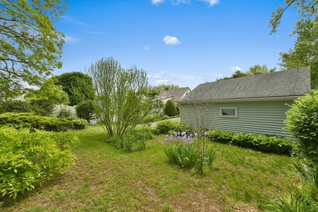 35 Alandale Pkwy, Norwood, MA 02062