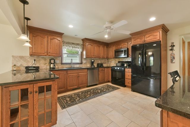 35 Alandale Pkwy, Norwood, MA 02062