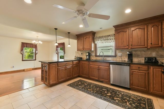 35 Alandale Pkwy, Norwood, MA 02062
