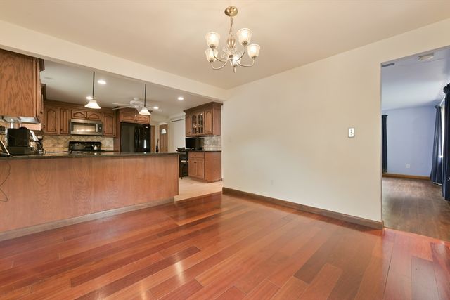 35 Alandale Pkwy, Norwood, MA 02062