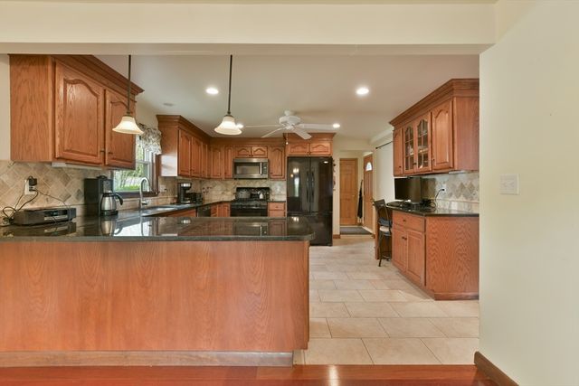 35 Alandale Pkwy, Norwood, MA 02062