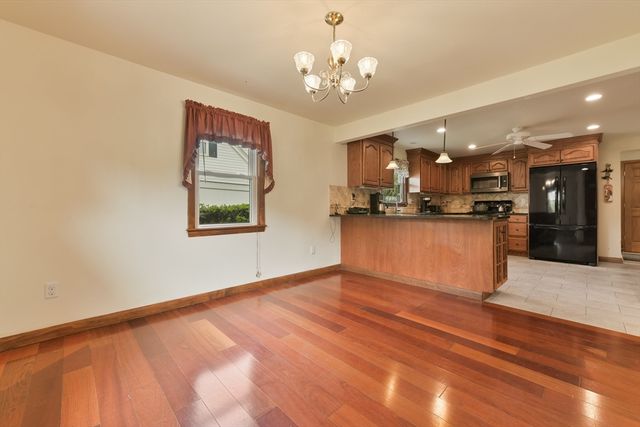 35 Alandale Pkwy, Norwood, MA 02062