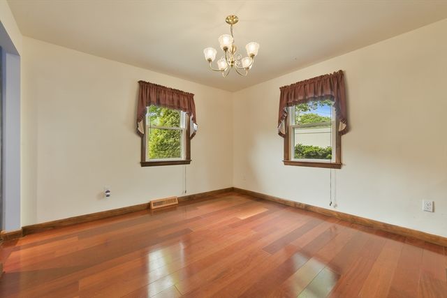 35 Alandale Pkwy, Norwood, MA 02062