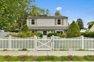35 Alandale Pkwy, Norwood, MA 02062