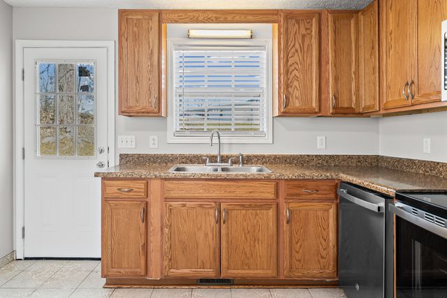 307 Lafayette Point Cir, Clarksville, TN 37042