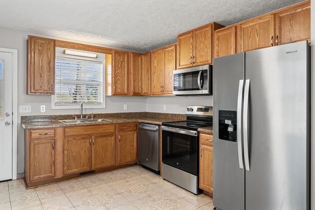 307 Lafayette Point Cir, Clarksville, TN 37042