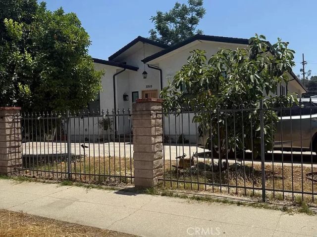 22520 Clarendon, Woodland Hills, CA 91367