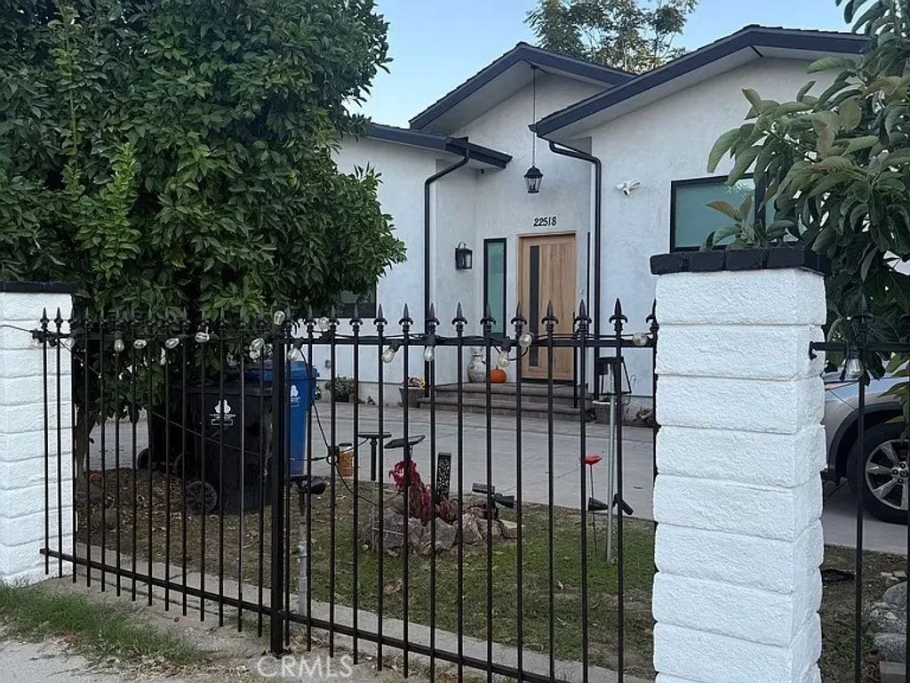22520 Clarendon, Woodland Hills, CA 91367