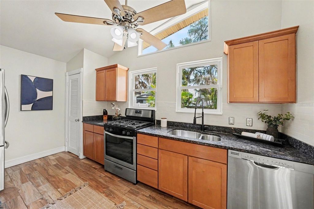 Image 13 of property listing at 204 W JEAN STREET, Tampa, FL 33604