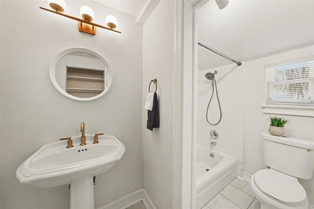 Image 22 of property listing at 204 W JEAN STREET, Tampa, FL 33604