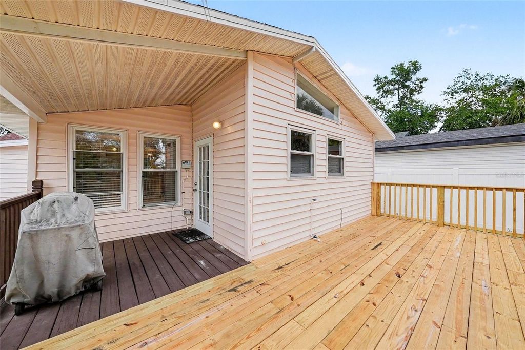 Image 24 of property listing at 204 W JEAN STREET, Tampa, FL 33604
