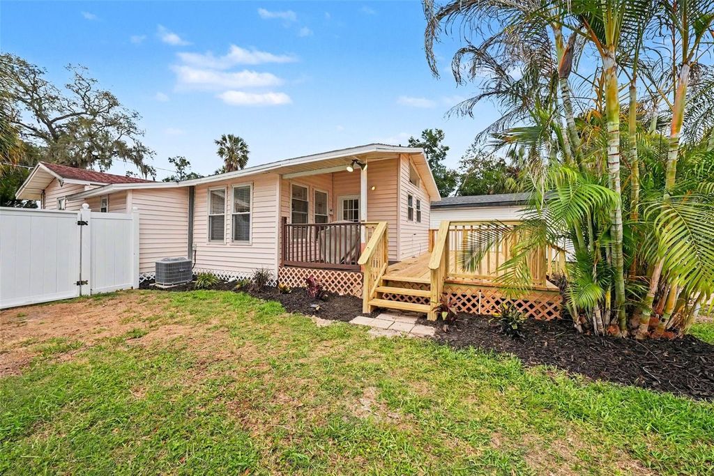Image 31 of property listing at 204 W JEAN STREET, Tampa, FL 33604