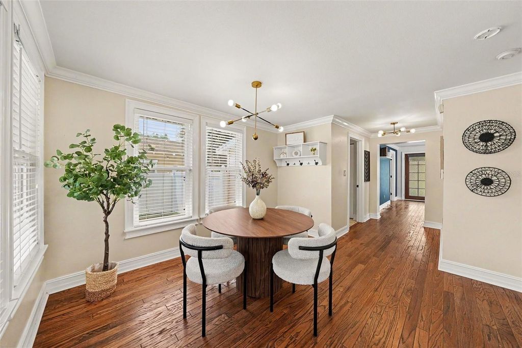 Image 10 of property listing at 204 W JEAN STREET, Tampa, FL 33604