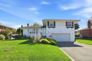 16 Radnor Road, Plainview, NY 11803