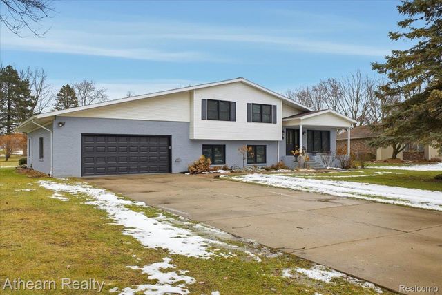 1412 Meadow Green Lane, Linden, MI 48451
