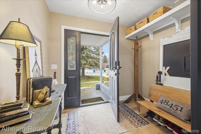 1412 Meadow Green Lane, Linden, MI 48451