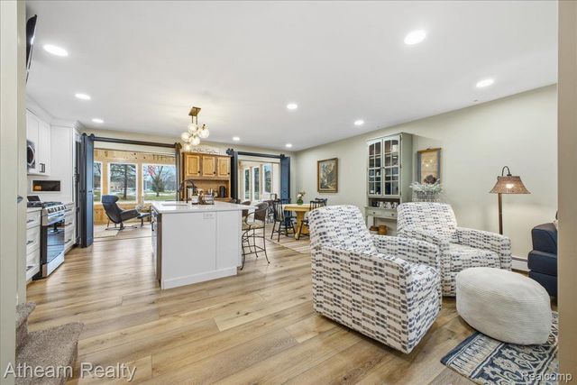 1412 Meadow Green Lane, Linden, MI 48451