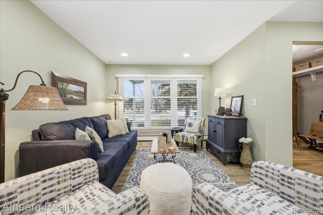 1412 Meadow Green Lane, Linden, MI 48451