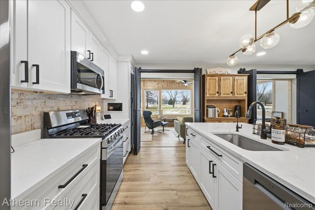 1412 Meadow Green Lane, Linden, MI 48451