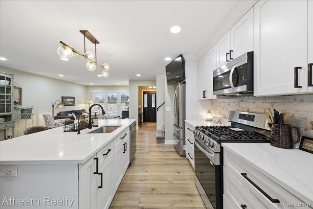 1412 Meadow Green Lane, Linden, MI 48451