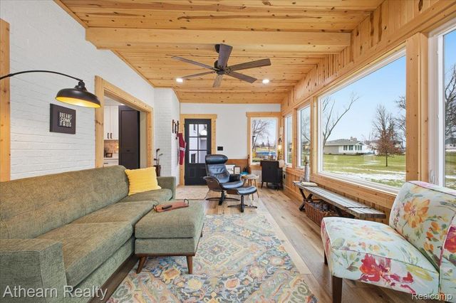 1412 Meadow Green Lane, Linden, MI 48451