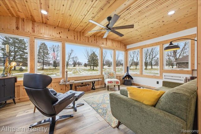 1412 Meadow Green Lane, Linden, MI 48451