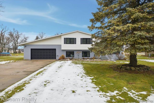 1412 Meadow Green Lane, Linden, MI 48451