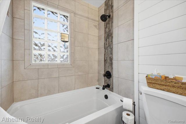 1412 Meadow Green Lane, Linden, MI 48451