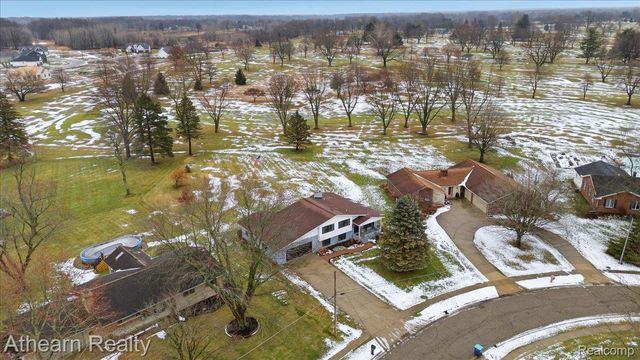 1412 Meadow Green Lane, Linden, MI 48451