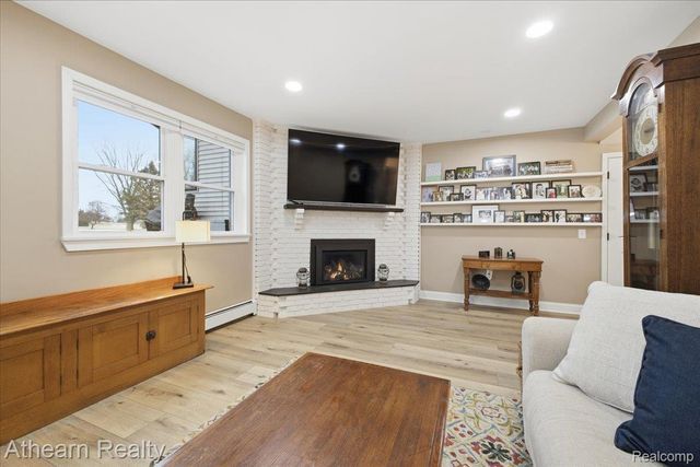 1412 Meadow Green Lane, Linden, MI 48451