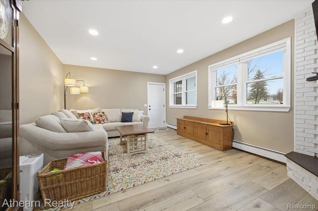 1412 Meadow Green Lane, Linden, MI 48451