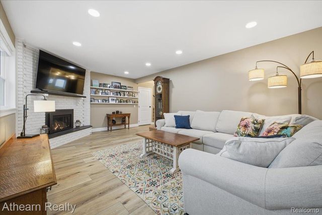 1412 Meadow Green Lane, Linden, MI 48451