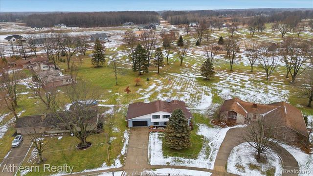 1412 Meadow Green Lane, Linden, MI 48451