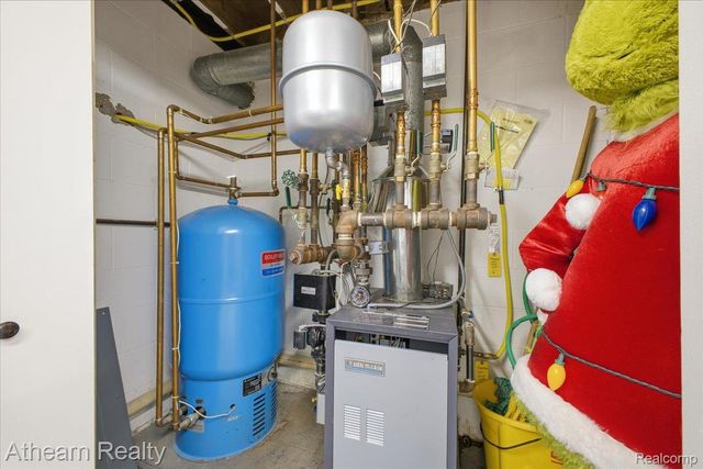 1412 Meadow Green Lane, Linden, MI 48451